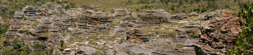strates géologiques de grès du massif de l'Isalo